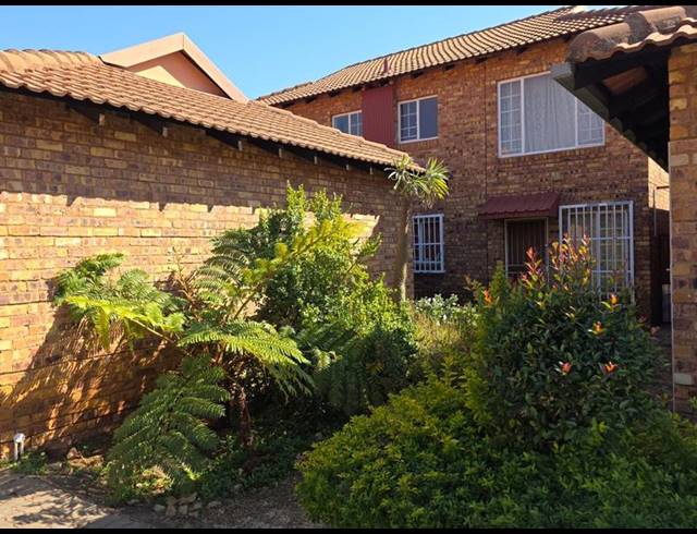 2 BEDROOM TOWNHOUSE FOR SALE IN ANNLIN